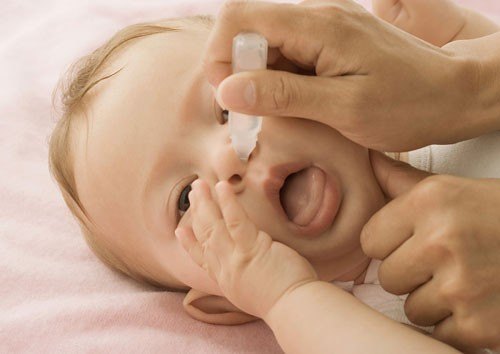 Trị sổ mũi cho trẻ sơ sinh bằng nước muối sinh lý
