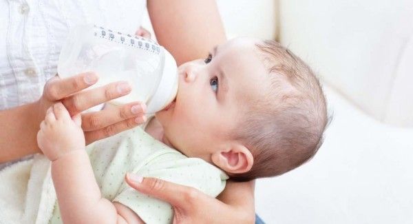 Dưới 6 tháng tuổi bé hoàn toàn không cần uống thêm nước
