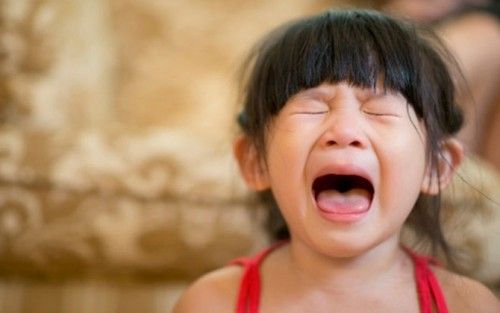Dọa dẫm khi trẻ khóc cũng là một trong những câu nói đùa tai hại cần tránh