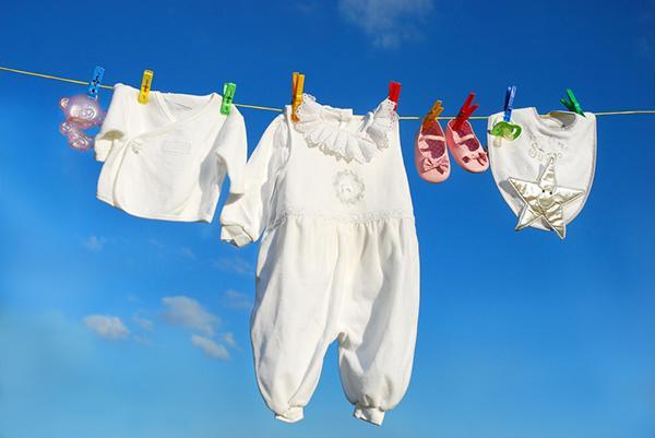 Giặt quần áo cho trẻ với loại bột giặt cho trẻ sơ sinh