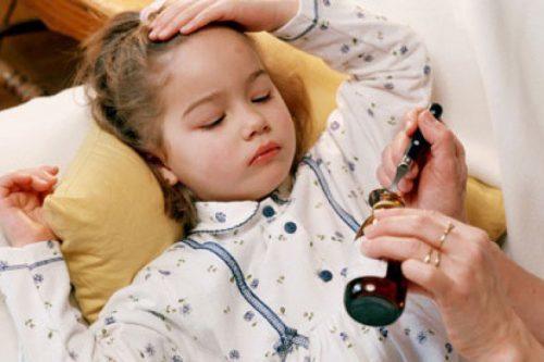 trẻ bị viêm phổi không nên điều trị tại nhà