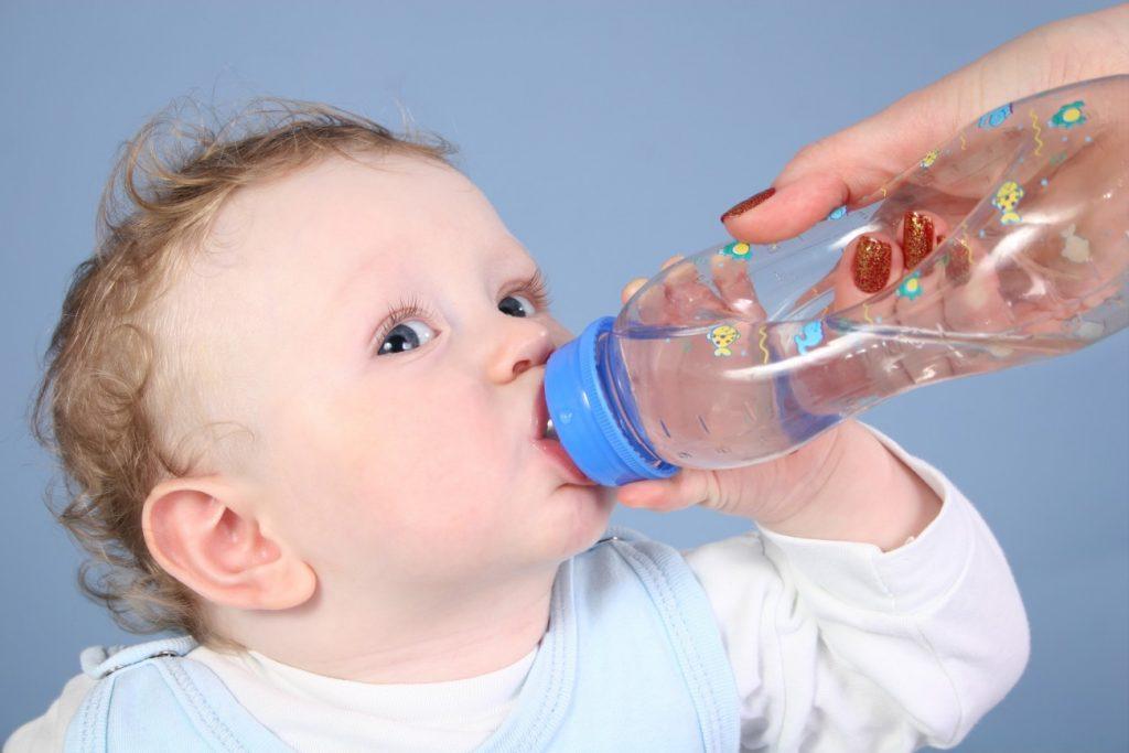 nhu cầu uống nước của trẻ
