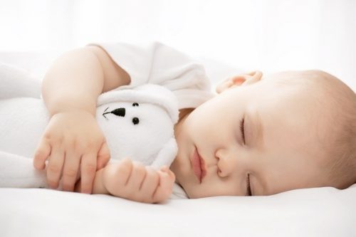 trẻ sơ sinh lắc đầu khi ngủ là bình thường