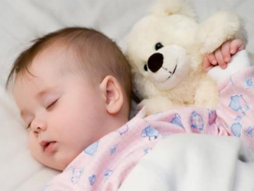 trẻ sơ sinh lắc đầu khi ngủ