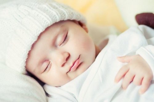tại sao trẻ sơ sinh lắc đấu khi ngủ