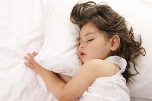 trẻ ngáy ngủ là hiện tượng bình thường