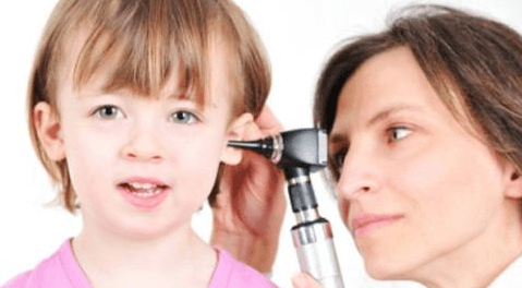trẻ viêm tai giữa do bệnh hô hấp kéo dài