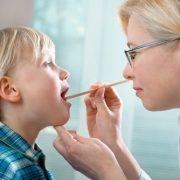 cách chăm sóc trẻ viêm mũi họng chuẩn