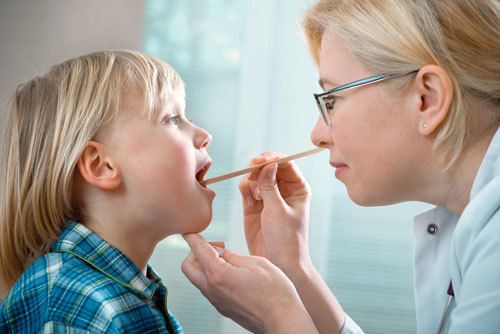 cách chăm sóc trẻ viêm mũi họng chuẩn